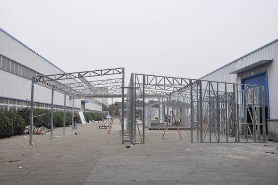 La Chine a avancé la voiture légère en métal de structure de cadre en acier a jeté les hangars préfabriqués imperméables