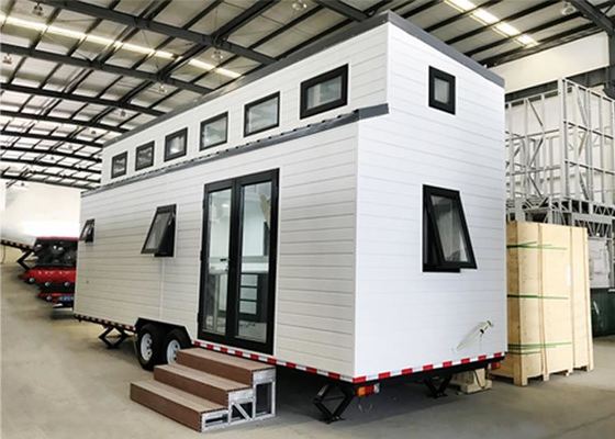 Petite maison préfabriquée en acier léger sur roues: avec panneau sandwich en métal PU