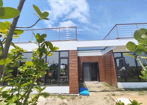 Des maisons préfabriquées modernes avec un cadre en acier léger Bungalow en bois pour la plage