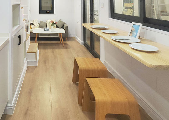 Tiny House Préfabriquée sur Roues avec Chambre et Salle de Bain Prête à Expédier