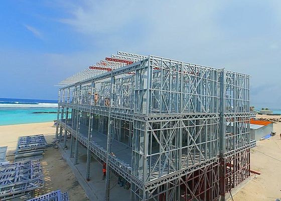Une maison de bungalow luxueuse aux Maldives. Un cadre en acier léger résistant aux ouragans.