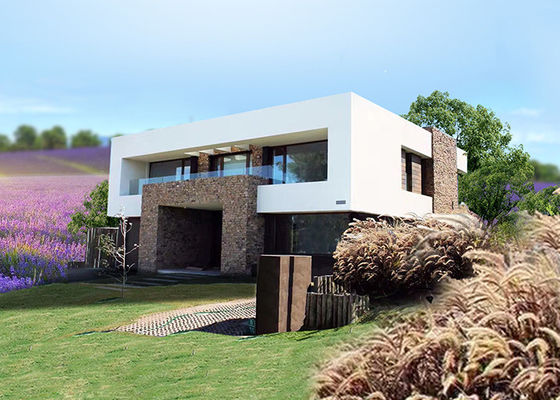 Maison modulaire moderne. Maison préfabriquée en acier léger avec de grandes fenêtres.