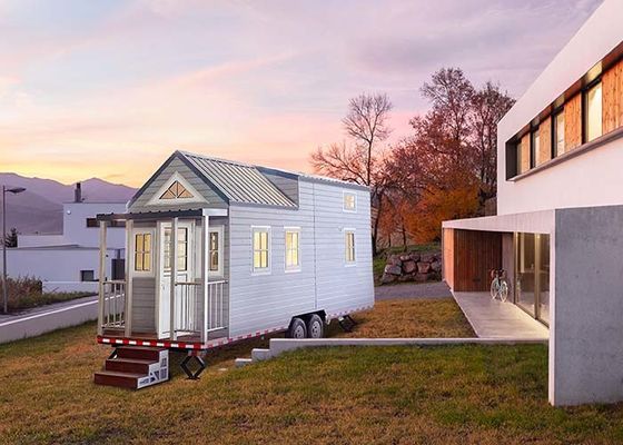 Maison minuscule préfabriquée moderne de cadre en acier sur des roues : Maisons manufacturées abordables